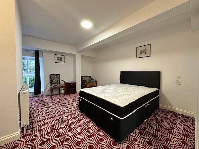 Large Ensuite Room with Parking & Bills Included Main Photo