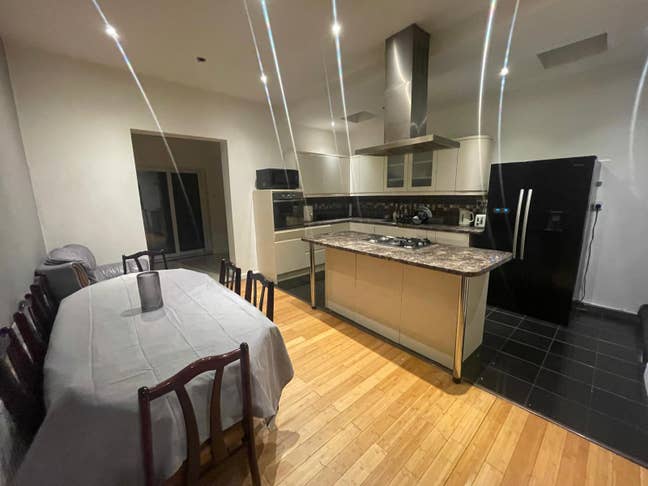 Next to tube station, double room available Main Photo