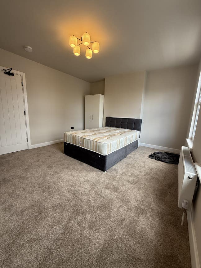 "Luxury Living – Newly Refurbished 6bedroom in CR7 Main Photo