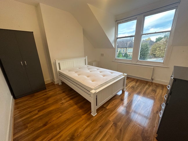 Stunning 2 Double Bedrooms with Own Bathroom Main Photo