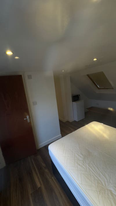 DSS accepted , Ensuite loft room in Edmonton green Main Photo