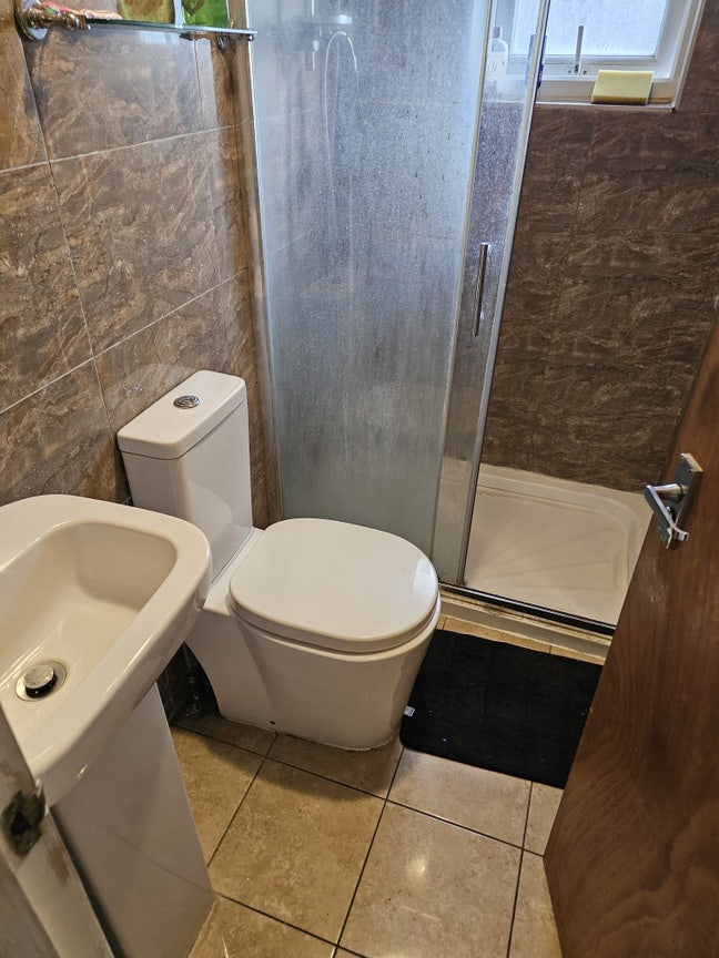 Double Room Available near Leyton Station. Main Photo