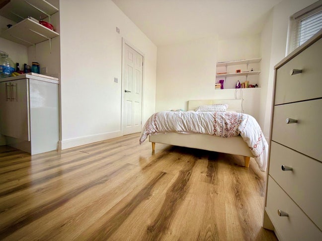 Victoria Road En Suite Room To Let Main Photo