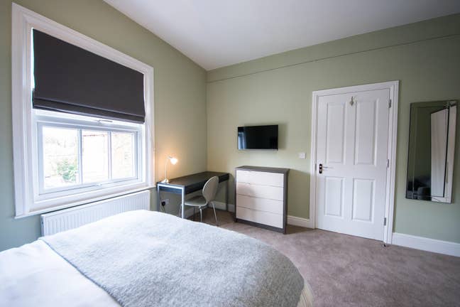 Ensuite Room Close to Reading Station Main Photo