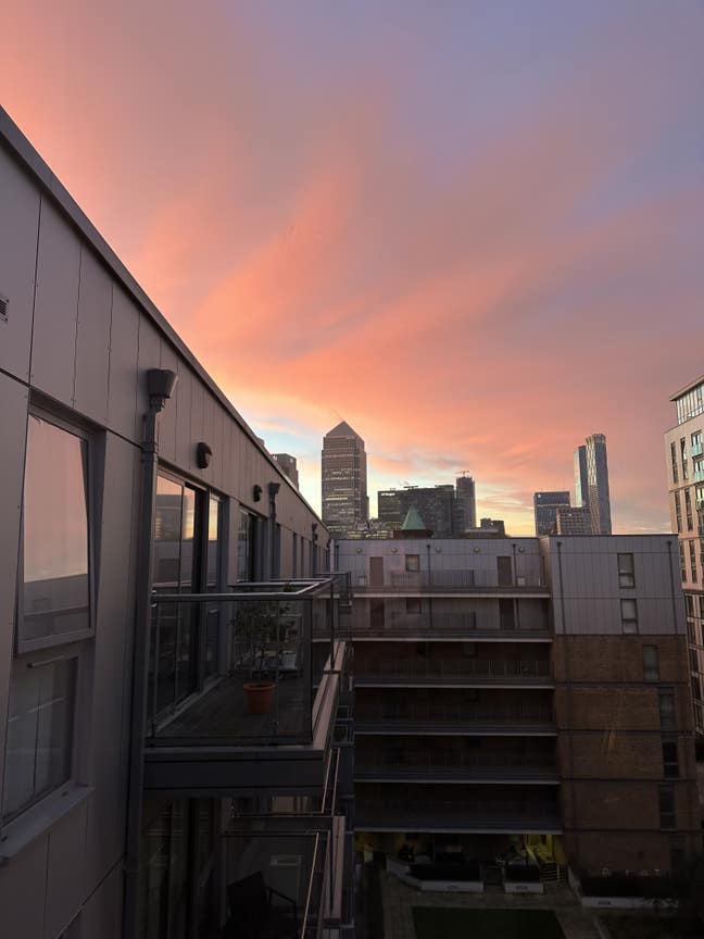 Bright Top Floor Flat Close to Canary Wharf Main Photo