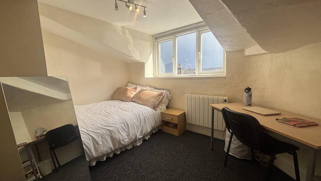 Tenancy Takeover – Furnished Room Available Main Photo
