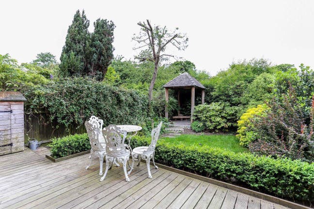 Beautiful Modern House in South Ealing! Garden Main Photo