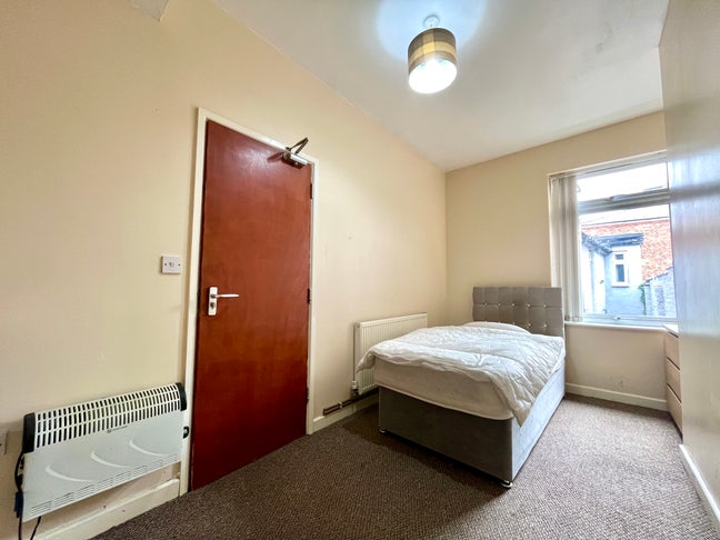 A Room in a House share Main Photo