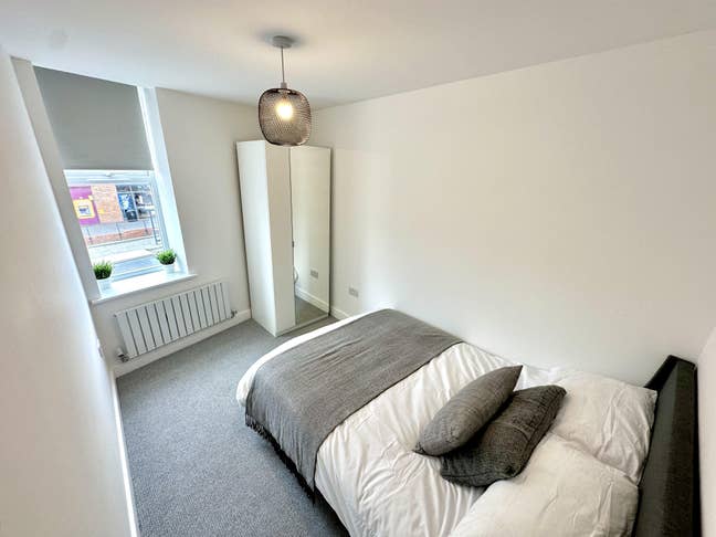 1 Double bedroom with a Private Bathroom available Main Photo