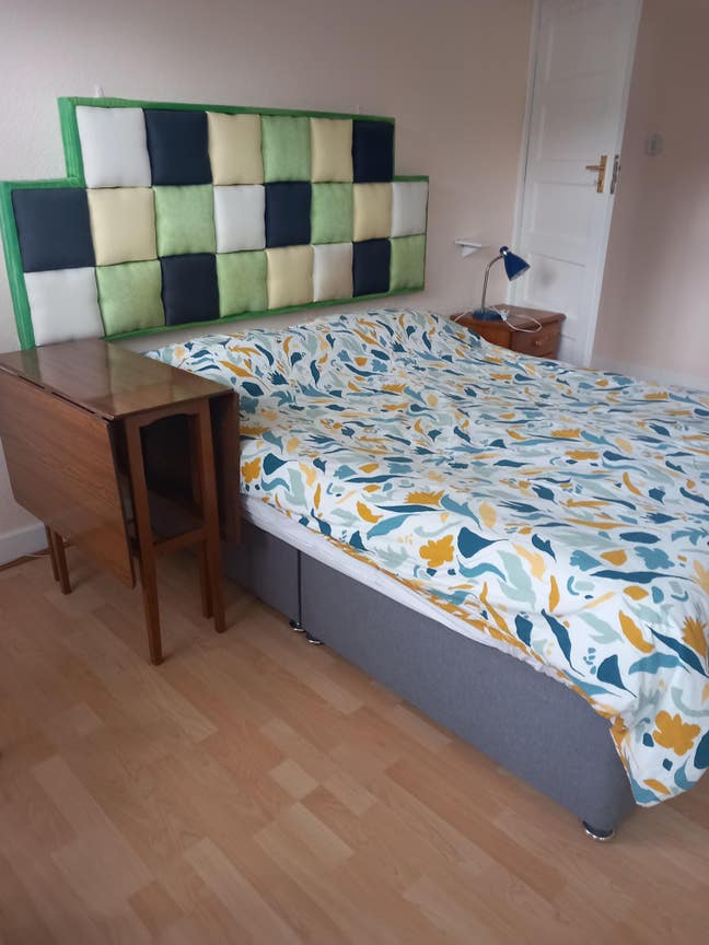 Double room and single room  in very good area.  Main Photo