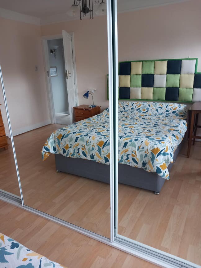 Double room and single room  in very good area.  Main Photo
