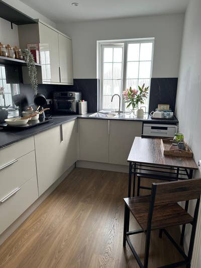 2 Immaculate Rooms Available - Bills Included Main Photo
