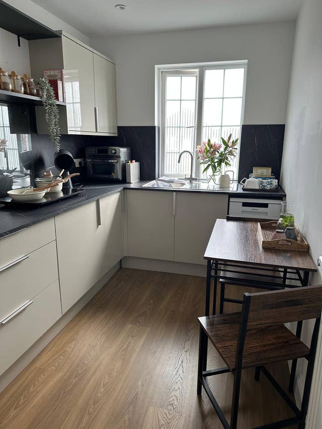 2 Immaculate Rooms Available - Bills Included Main Photo