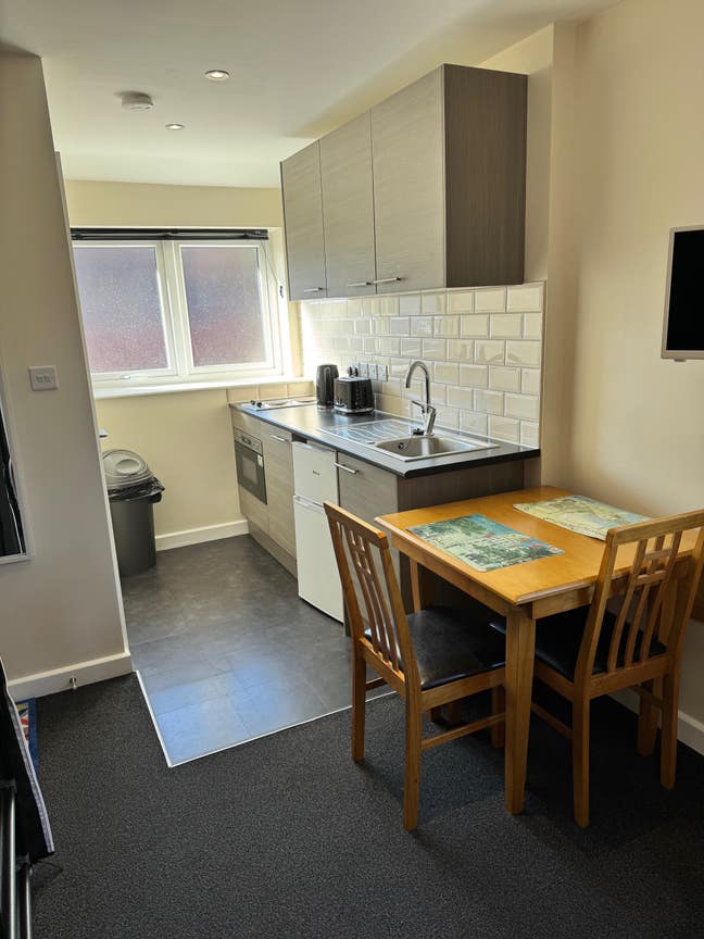 Self-contained studio flat - All bills included Main Photo