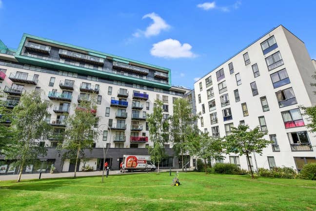 Modern one bedroom flat close to station Main Photo