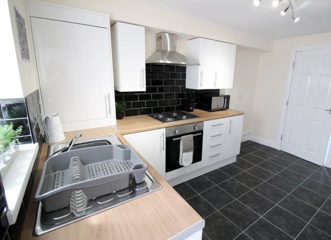 Single En-Suite Available - No Deposit Main Photo