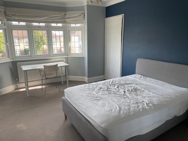 Fantastic location. Furnished large double room.  Main Photo