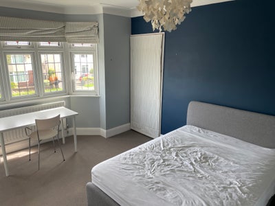 Fantastic location. Furnished large double room.  Main Photo