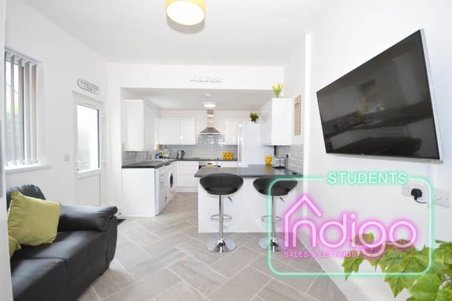 ✨ 3 En-Suite Rooms | ST4📌 Main Photo