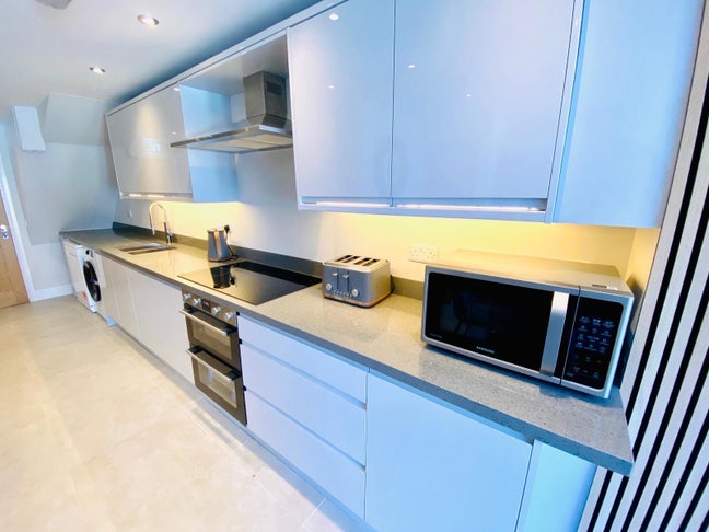 6 Bed Brand New Designer En-Suite Rooms  Main Photo