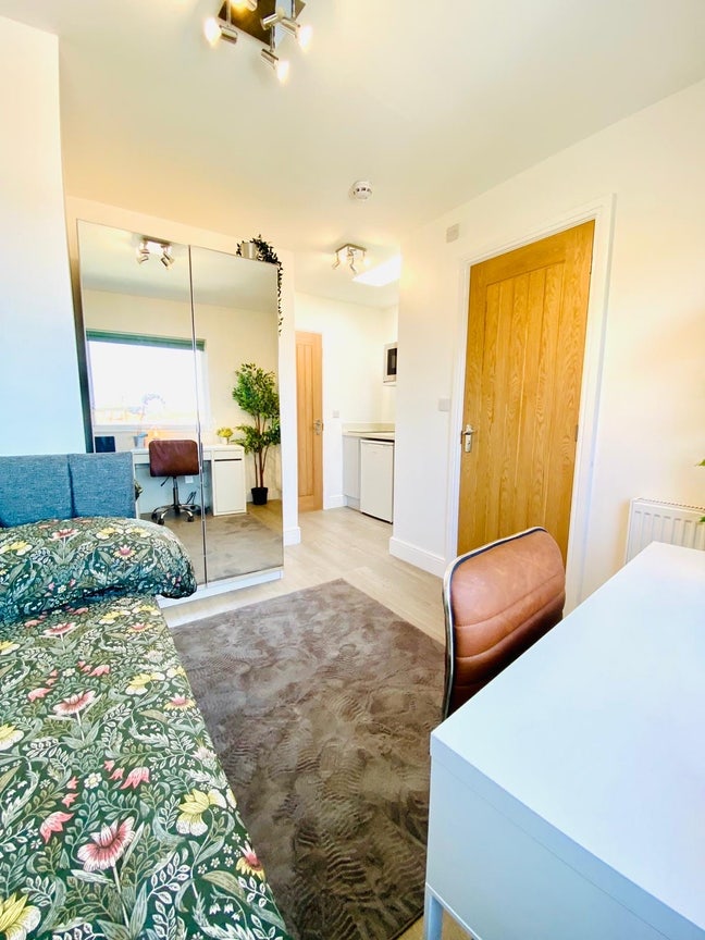 6 Bed Brand New Designer En-Suite Rooms  Main Photo