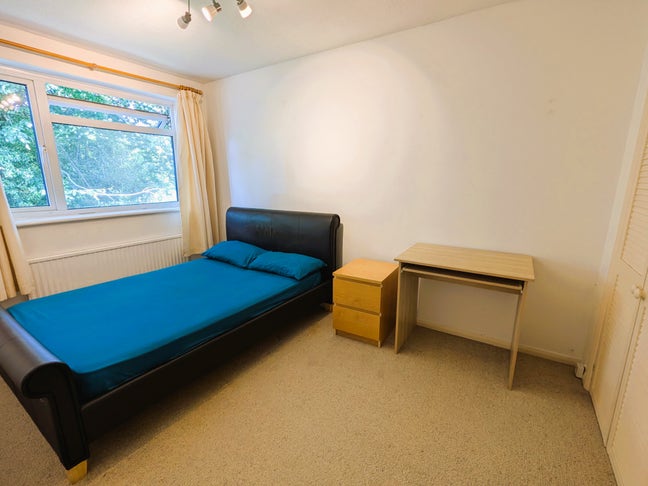 £700 Furnished Room, Singles/Couples/Friends Share Main Photo