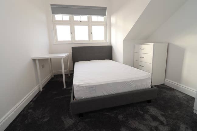 Bush Hill | Double Room | 5 Min Walk from Station  Main Photo