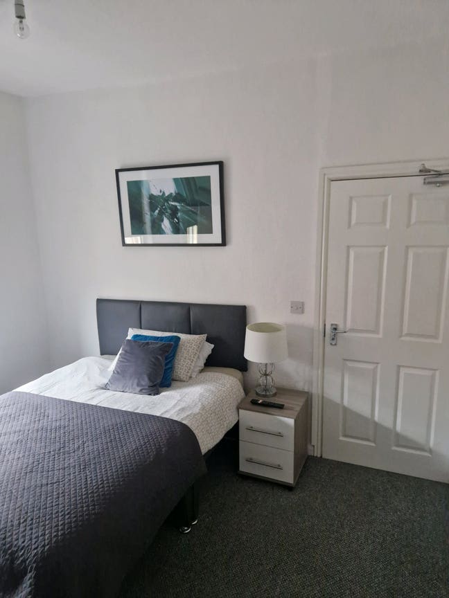 Large double bedroom Main Photo