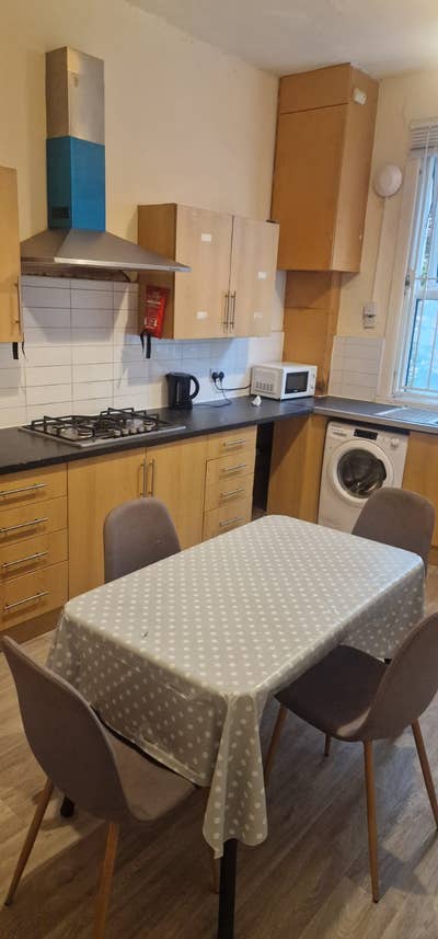 Hyde Park Road (9 Rooms) available  in LS6 Main Photo