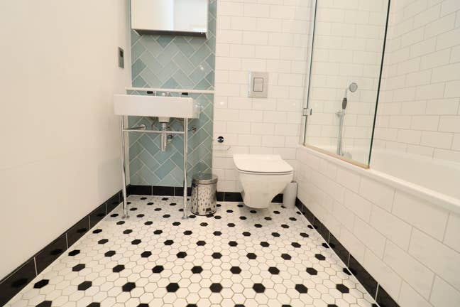 Spacious Double Room for you– Zone 1/2  Main Photo