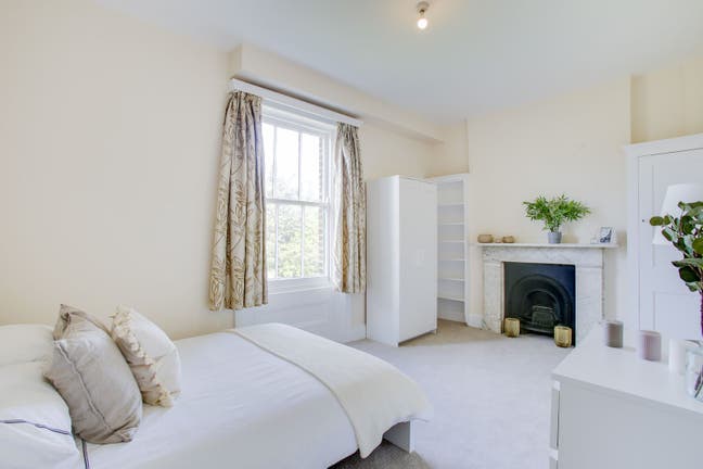 Ealing Common Ensuite Main Photo