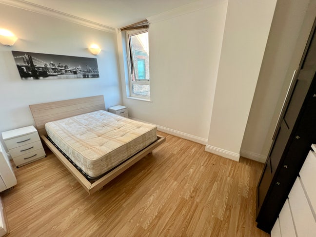 Spacious ensuite in a 4 bedroom flat Main Photo