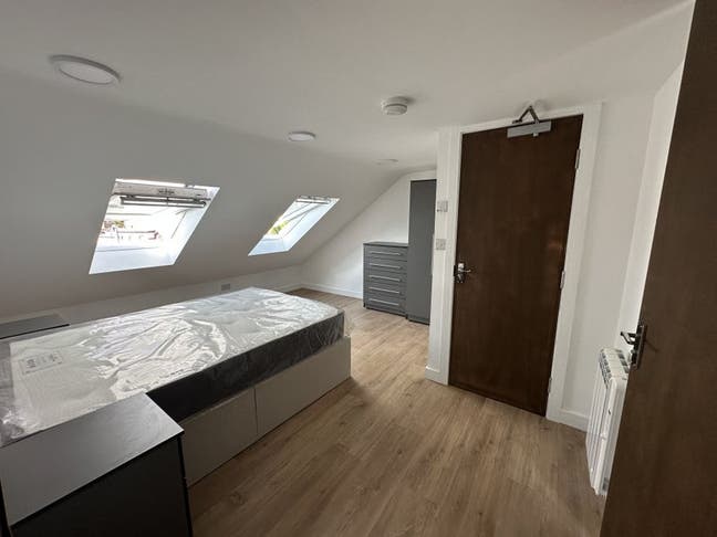 CR0|Ensuites|Large Room|Living Room|Garden|Parking Main Photo