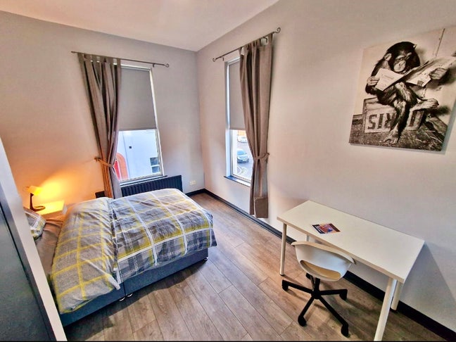 Large Spacious Double 10 Min Walk to Queens  Main Photo
