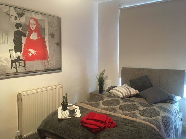  Nice clean room in a friendly professional house  Main Photo