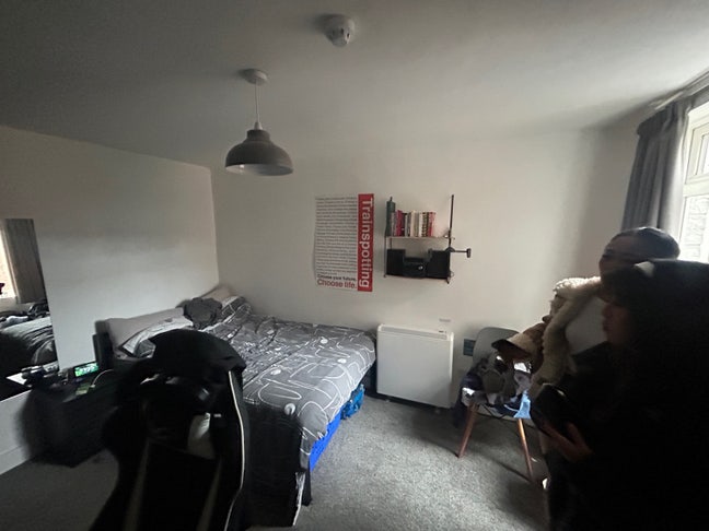 Spacious double bedroom near  Main Photo