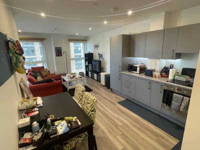 1 bed flat in zone 2/3, 2 min walk to tube Main Photo