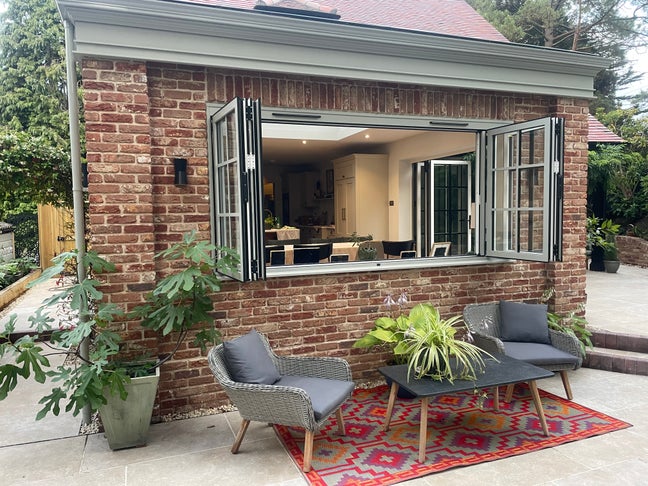 Fabulous location, short walk to beach Main Photo