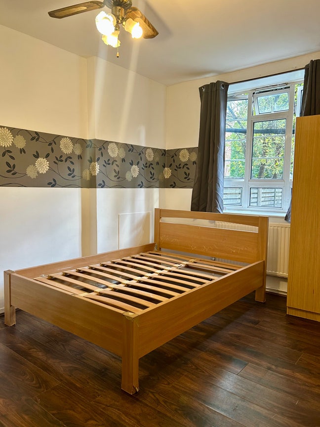 Reduced!! Double Room - Rainhill Way Bow E3 Main Photo