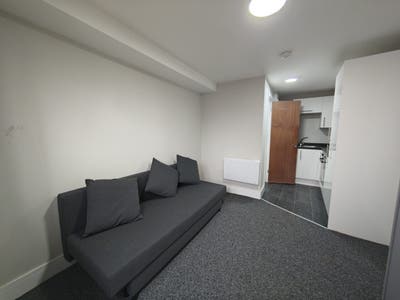 Studio Flat on Monthermer Road Main Photo