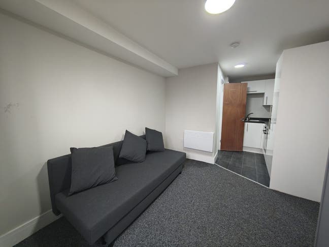 Studio Flat, Monthermer Road, CF24 4QY Main Photo