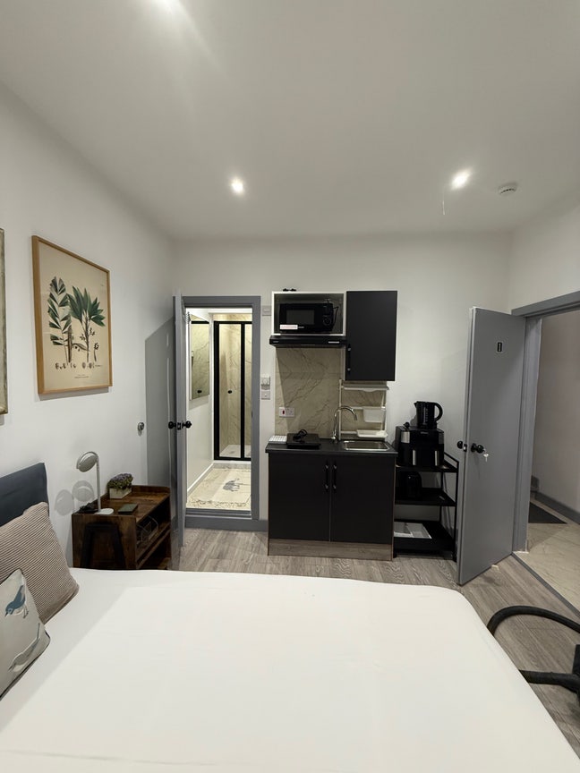 2X Newly Renovated studio Available NOW - Luton Main Photo