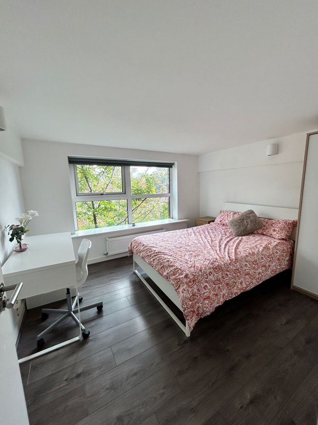 Modern 3 bed apartment, Bills Included Main Photo