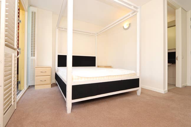En-Suite & Balcony - Ultimate Luxury in Greenwich Main Photo