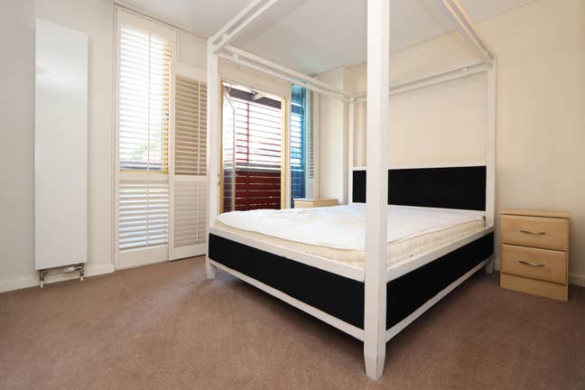En-Suite & Balcony - Ultimate Luxury in Greenwich Main Photo