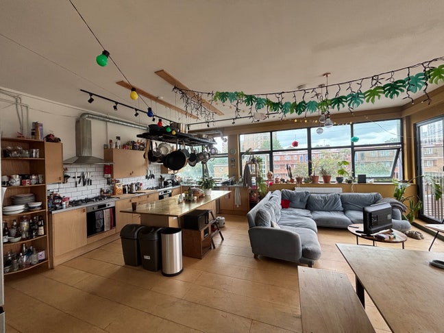 Large double in 13 bed warehouse flat n15 Main Photo