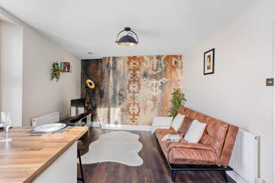 Furnished 1 Bedroom Flat with private parking Main Photo