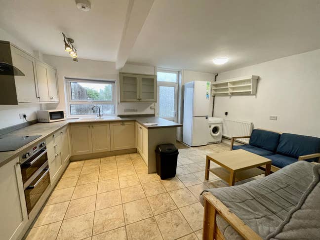 1 Room in Friendly Student House: incl. ALL BILLS Main Photo