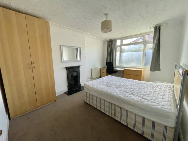 Student Rooms Available: Inc. Parking & All Bills Main Photo