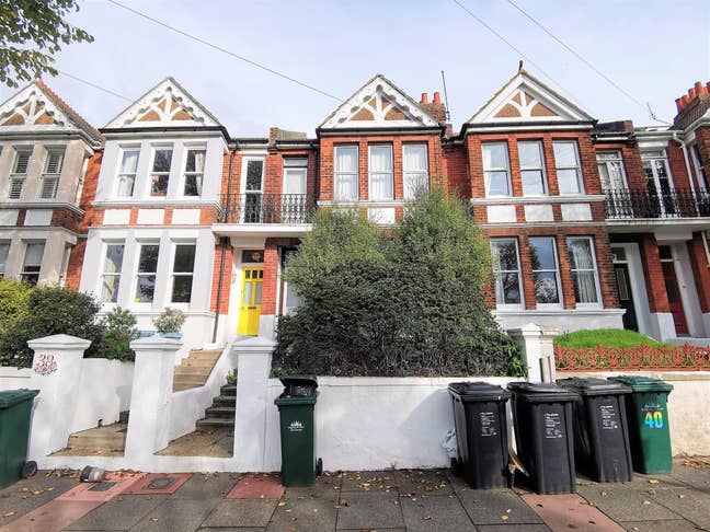 Double Room in Shared Student House Available Now Main Photo